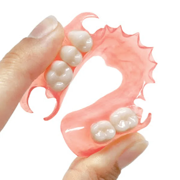 Prótesis dental flexible sin retenedores metálicos visibles