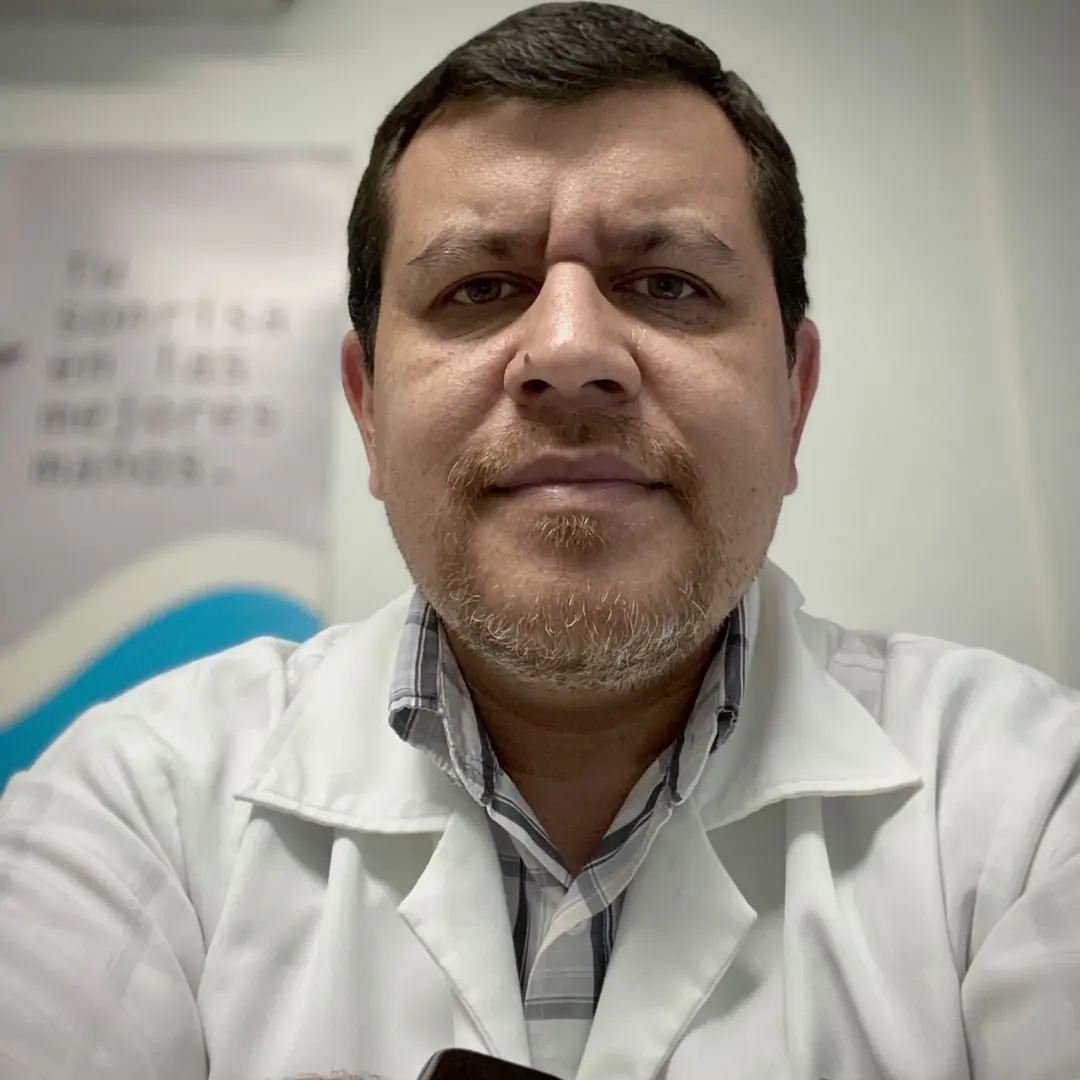 Dr. Carlos Santos, odontólogo especialista en implantes dentales en San Salvador